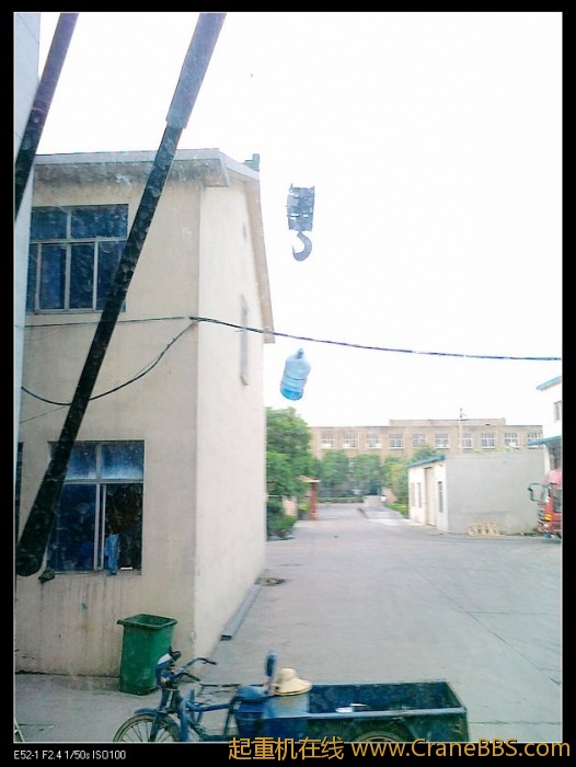 天热啊 工人不容易 送水喝