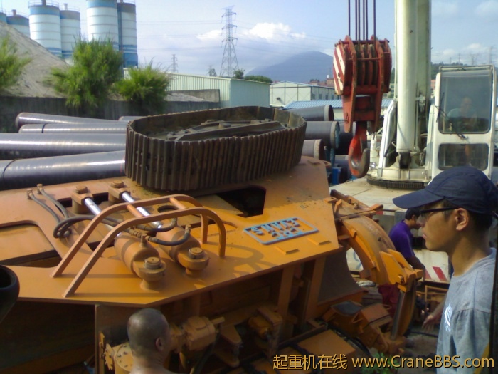 刚摔下来，砸的地一震