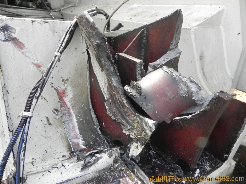 大臂根部的焊疤