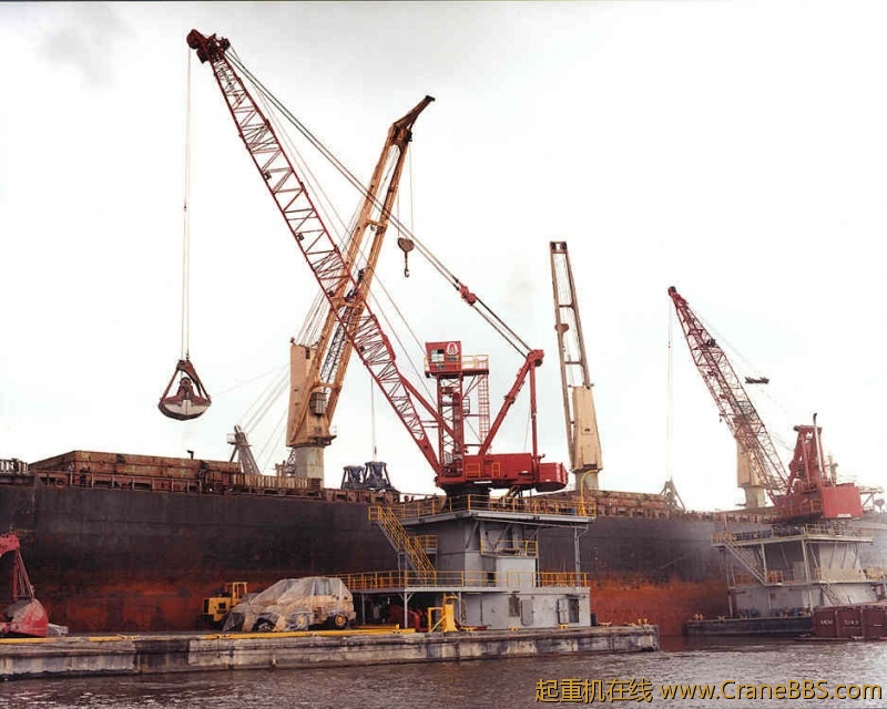 2250, Associated Terminals, pedestal-mounted clamshell handling bulk cargo, 00-016.1.JPG