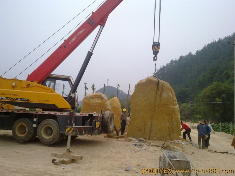 这石头大家看看有多重25吨吊车搞的