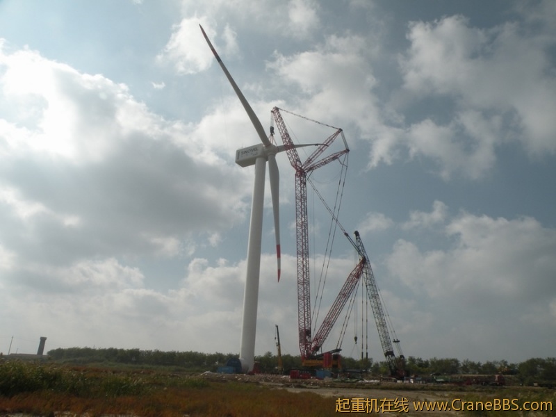三一SCC9000履带起重机成功完成国内首台最大兆瓦风机吊装2.jpg