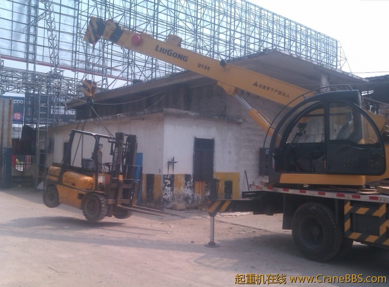 这一张看到叉车起来了,,,但看不到前脚