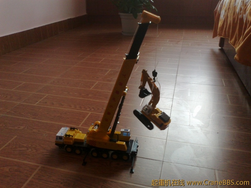 吊车吊挖机