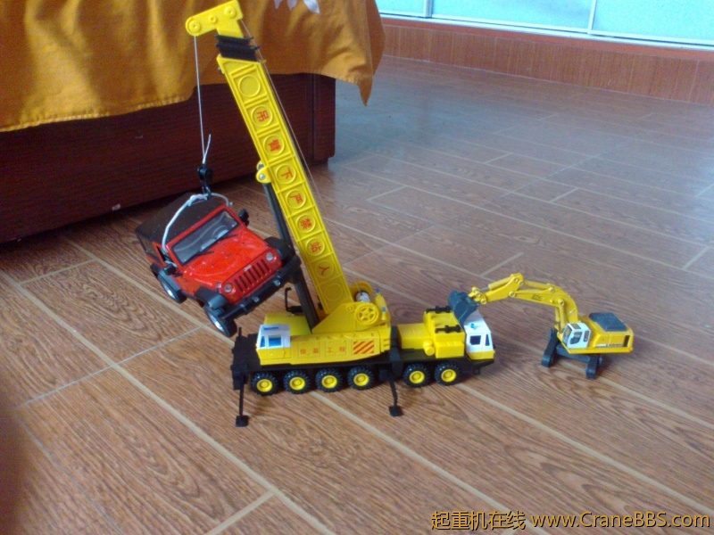 吊车不行了，挖机帮忙