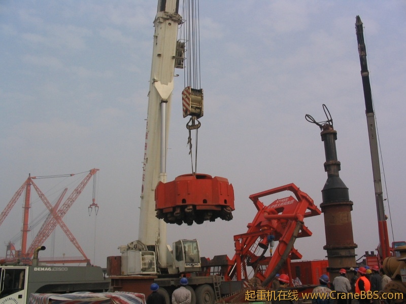 200T天兴洲长江大桥70T桩机安装.JPG
