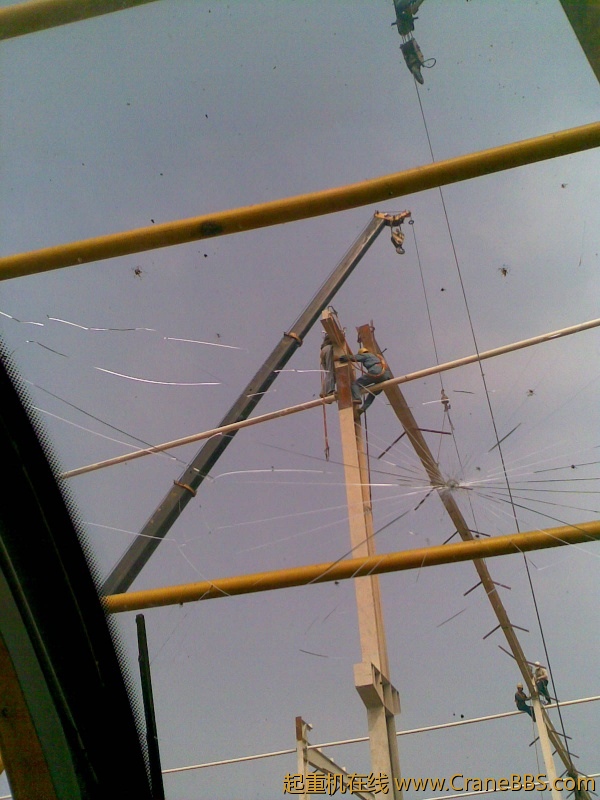 一台装梁，一台拼装