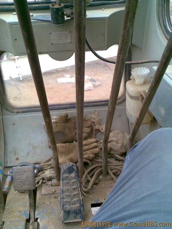 上车驾驶室简陋吧