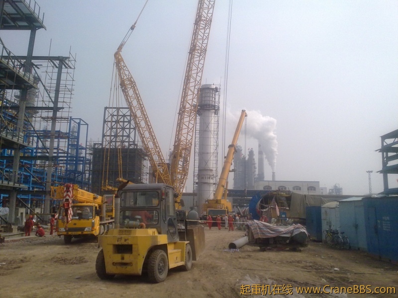 中油二建利勃海尔750和特雷克斯200吊八十米的烟囱的全过程