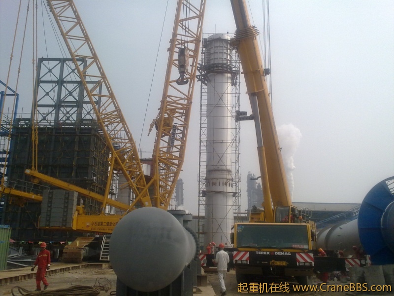 中油二建利勃海尔750和特雷克斯200吊八十米的烟囱的全过程
