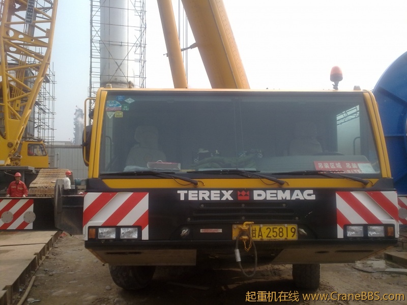 中油二建利勃海尔750和特雷克斯200吊八十米的烟囱的全过程