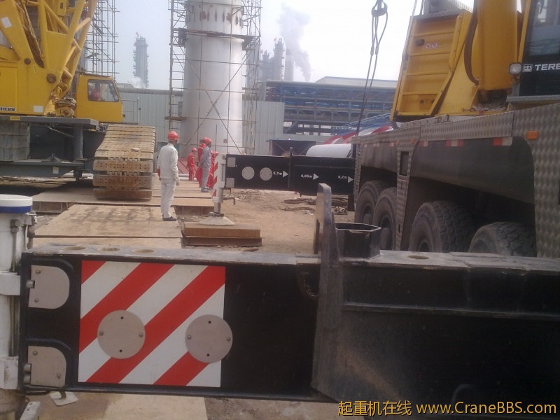 中油二建利勃海尔750和特雷克斯200吊八十米的烟囱的全过程