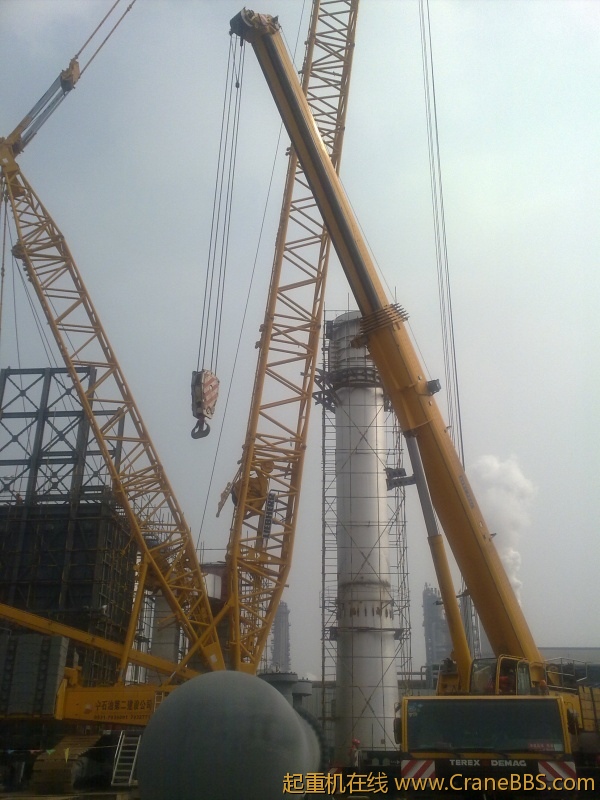 中油二建利勃海尔750和特雷克斯200吊八十米的烟囱的全过程