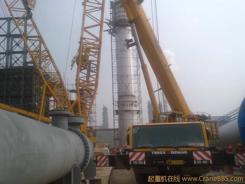 中油二建利勃海尔750和特雷克斯200吊八十米的烟囱的全过程