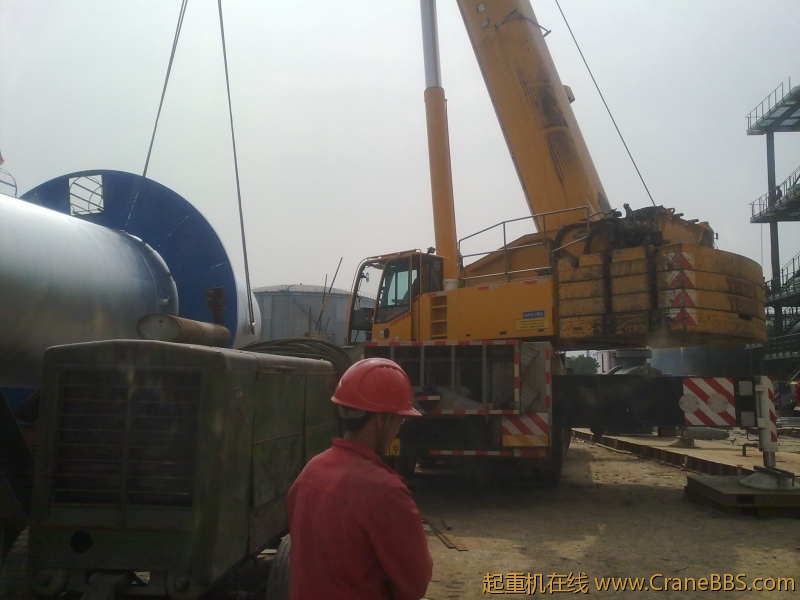 中油二建利勃海尔750和特雷克斯200吊八十米的烟囱的全过程