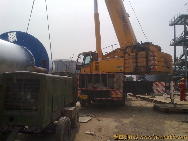 中油二建利勃海尔750和特雷克斯200吊八十米的烟囱的全过程