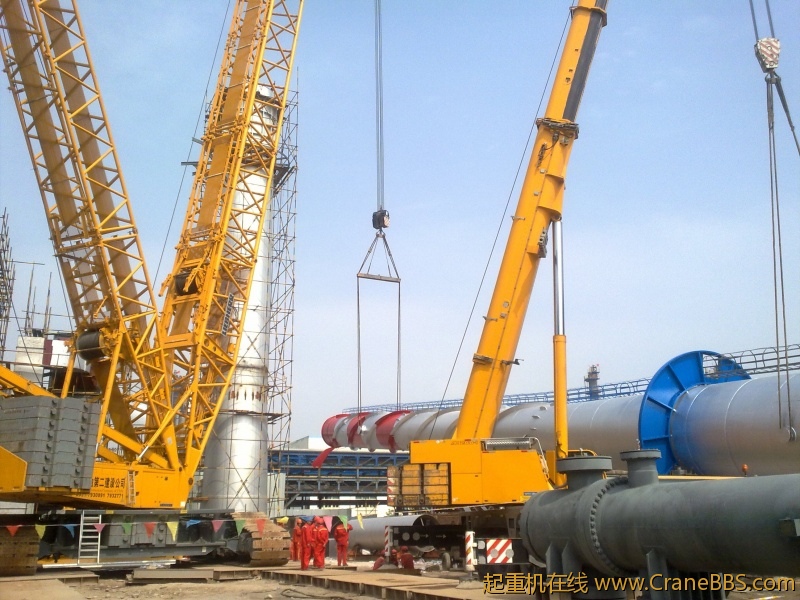 中油二建利勃海尔750和特雷克斯200吊八十米的烟囱的全过程