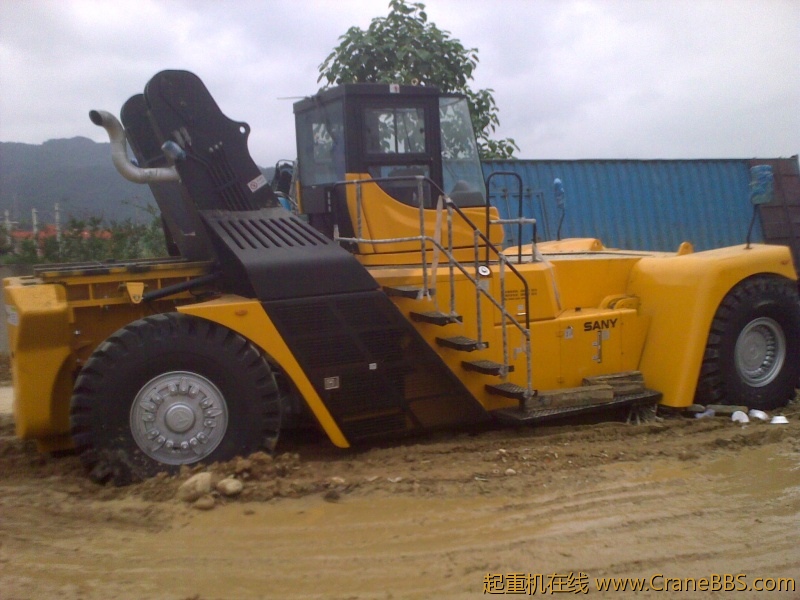 没大臂的 注意后面的货车  就是被他害的掉沟里了  是去吊货车的