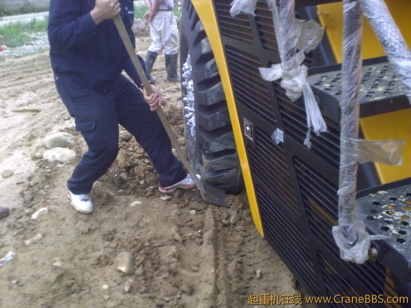 车陷了  就一小坑