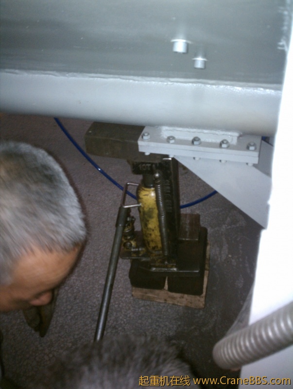 起重工，头发都白啦。