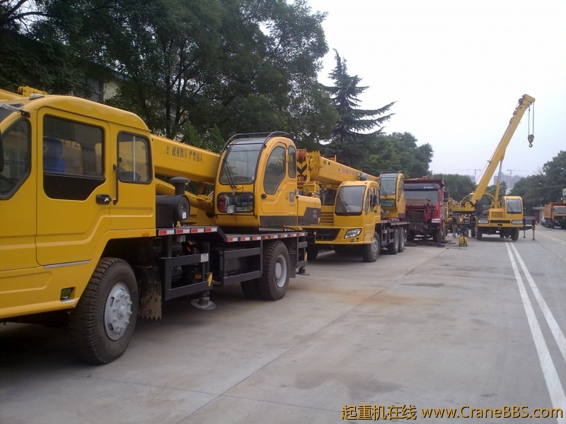 许多许多的徐工吊车