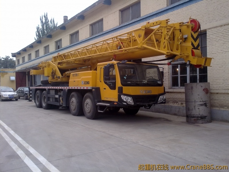 许多许多的徐工吊车