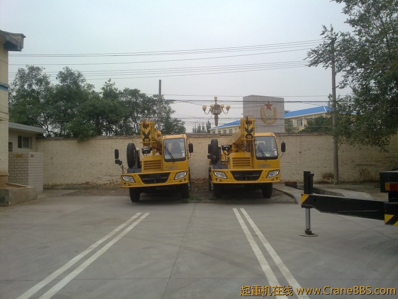 许多许多的徐工吊车