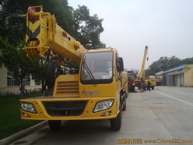 许多许多的徐工吊车