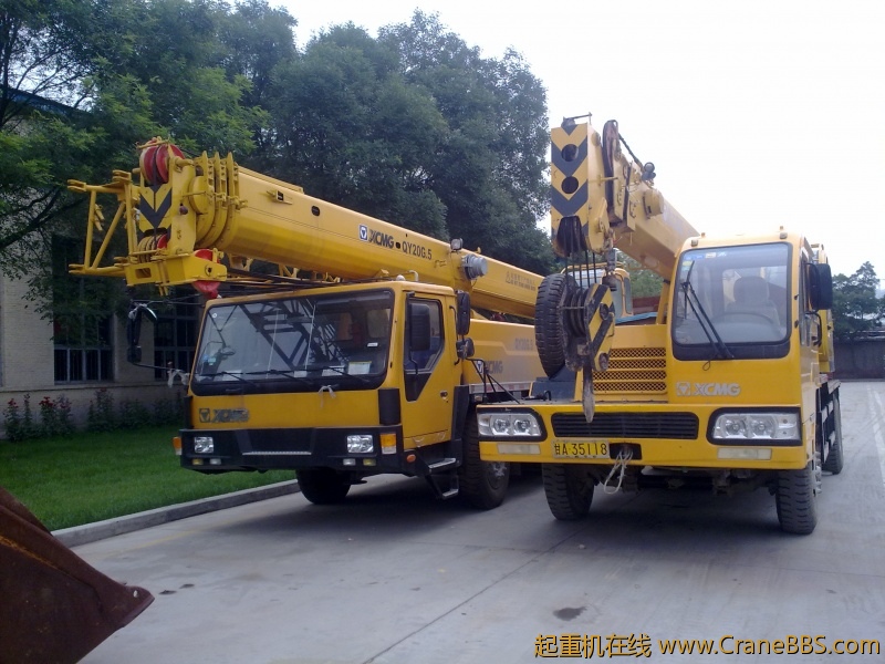 许多许多的徐工吊车