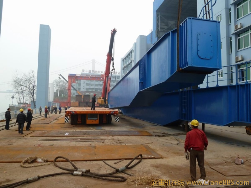 葛洲坝船厂150吨钢箱梁1.JPG