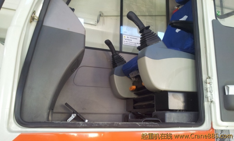 先导操作杆的角度变了，操作感觉会更舒服，减少疲劳感