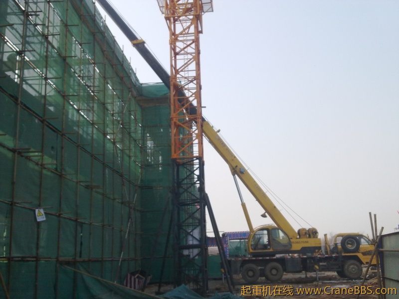 开塔吊的大婶真猛撞了我三次