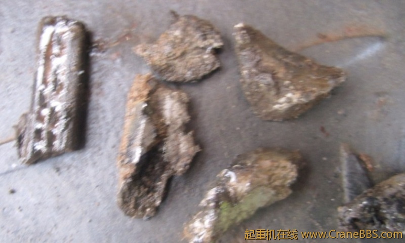 转盘里挖出来的铁屑！