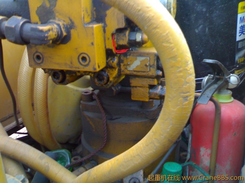 就是从画红线的地方漏出液压油的