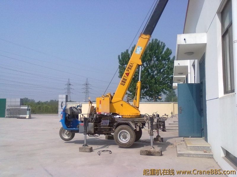 在泵房吊井，40多米管子加水泵有1000多斤