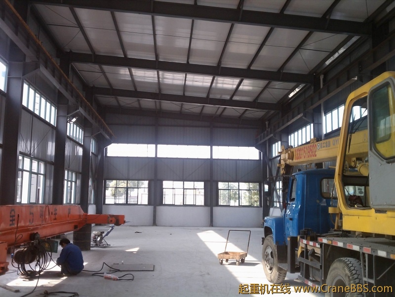 这车间高度矮吧10米多跨距，先拼好用油桶放着，等下午12吨来吊。