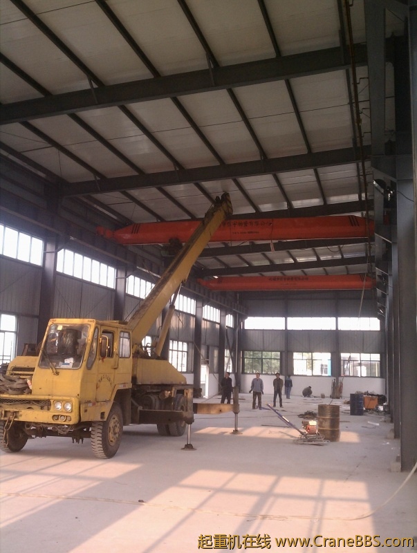 12吨来了，把勾子卸掉，用主钢绳子捆行车，高度正好。