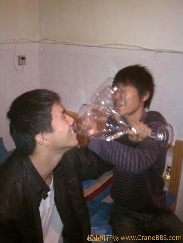 这两兄弟喝得高了，业余生活还是挺丰富的