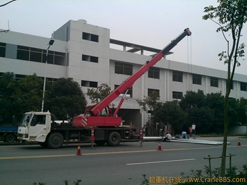 都是一些吊指路牌的活