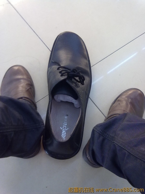 看大皮鞋我的是42码的你说这大的有多大