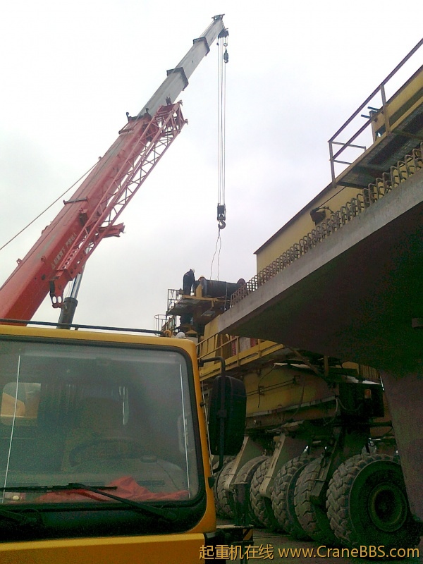 900吨提梁机得卷扬机坏了，在抢修！