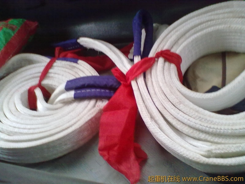 新的吊装带，打着红呢 。客气的顾客给绑上的