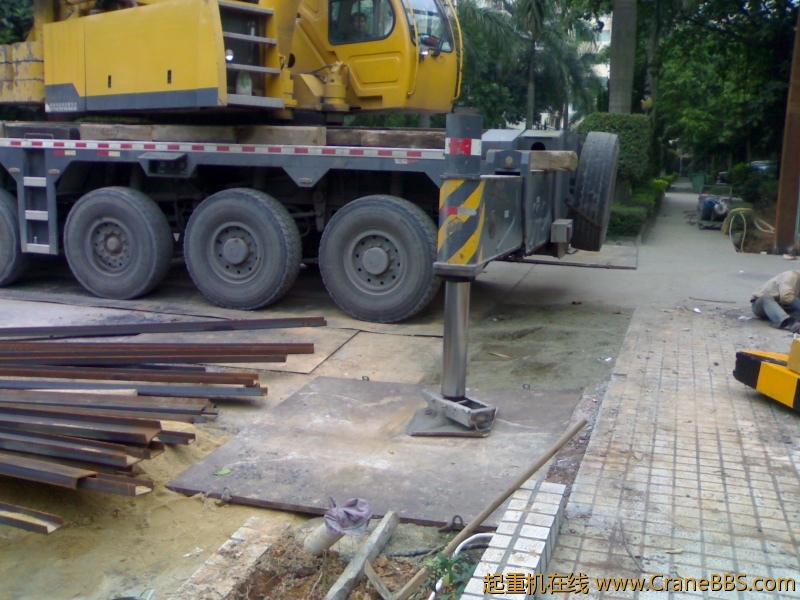 把车停好，不让进院，在外面一顿拍