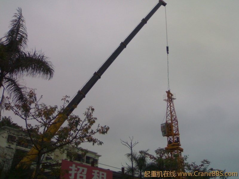 把车停好，不让进院，在外面一顿拍