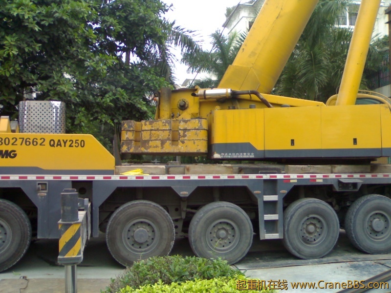 把车停好，不让进院，在外面一顿拍