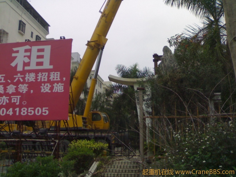 把车停好，不让进院，在外面一顿拍