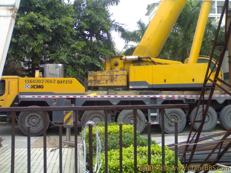 把车停好，不让进院，在外面一顿拍