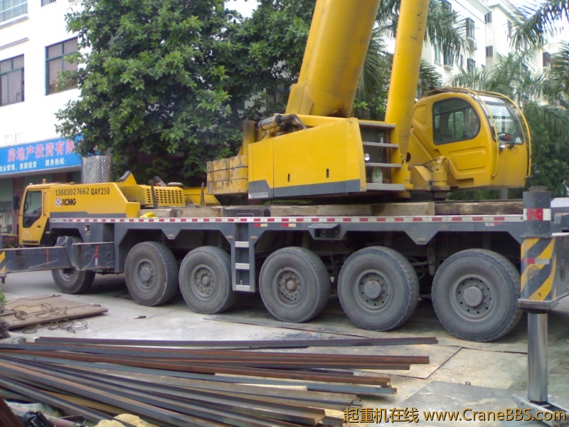 把车停好，不让进院，在外面一顿拍