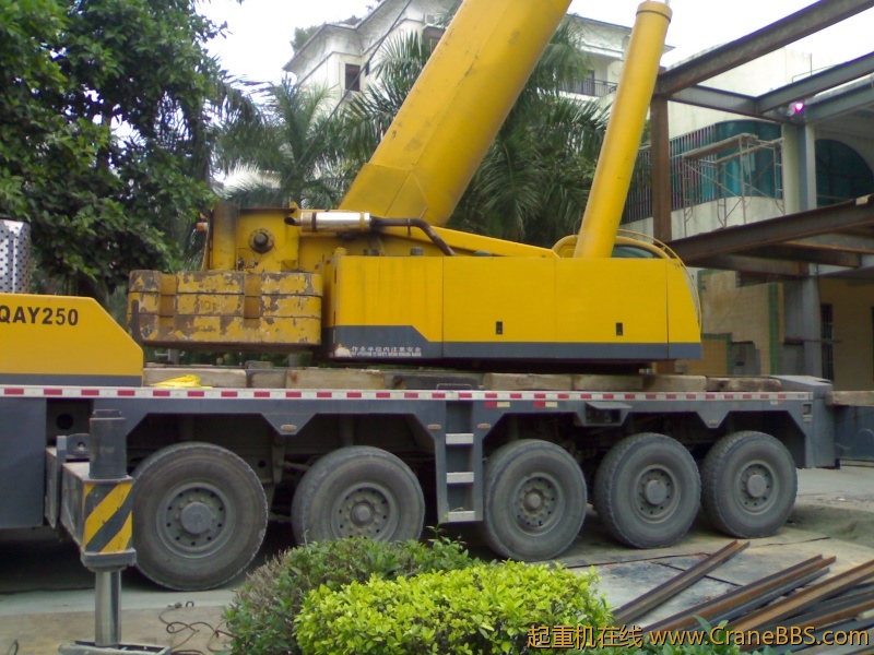 把车停好，不让进院，在外面一顿拍