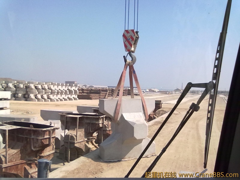 吊装填海的水泥块